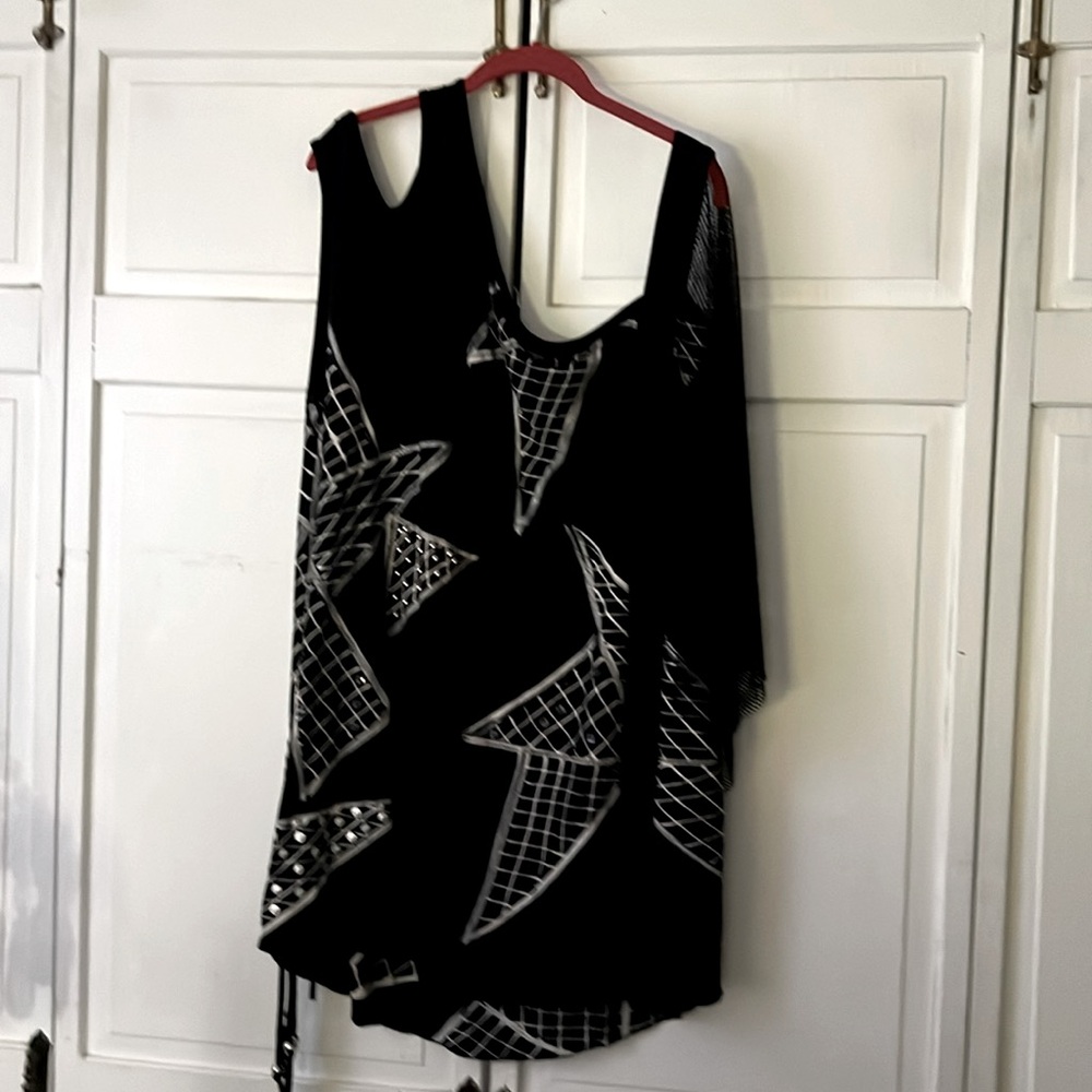 Mesh sleeve graphic tea with sequins and beads